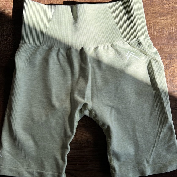 Classic Seamless Shorts in Pistachio - Picture 7 of 8